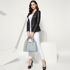 Femme en tenue complète avec sac à main - format carré